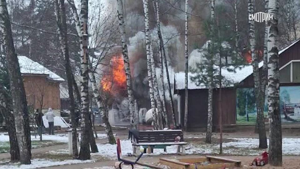 Склад с горюче-смазочными материалами горит на площади 800 квадратных метров в подмосковных Мытищах, сообщили в МЧС РФ