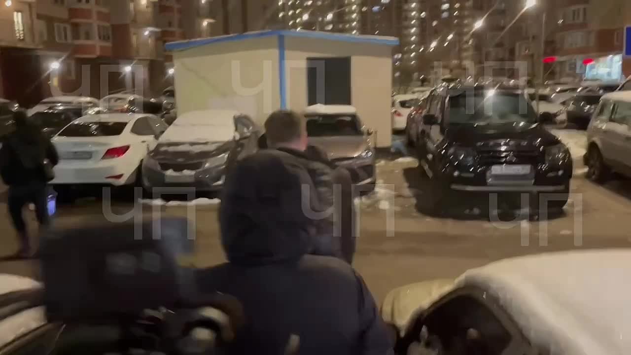 Вот так полицейские выводили 31-летнюю Елену Цуцкову из квартиры в Балашихе, где нашли обезглавленное тело ее сына