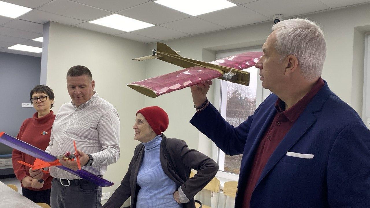 В пушкинском технополисе «ЮнАрмеец» кипит жизнь: юные инженеры осваивают робототехнику, авиамоделирование и другие современные технологии В пушкинском технополисе «ЮнАрмеец» кипит жизнь: юные инженеры осваивают робототехнику, авиамоделирование и другие современные технологии