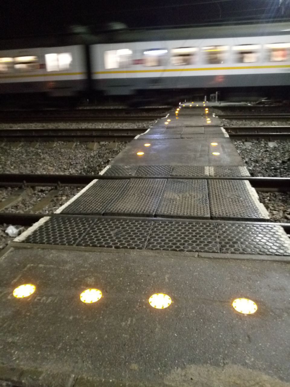 Впервые в Подмосковье на пешеходном переходе через железную дорогу появилась специальная подсветка!