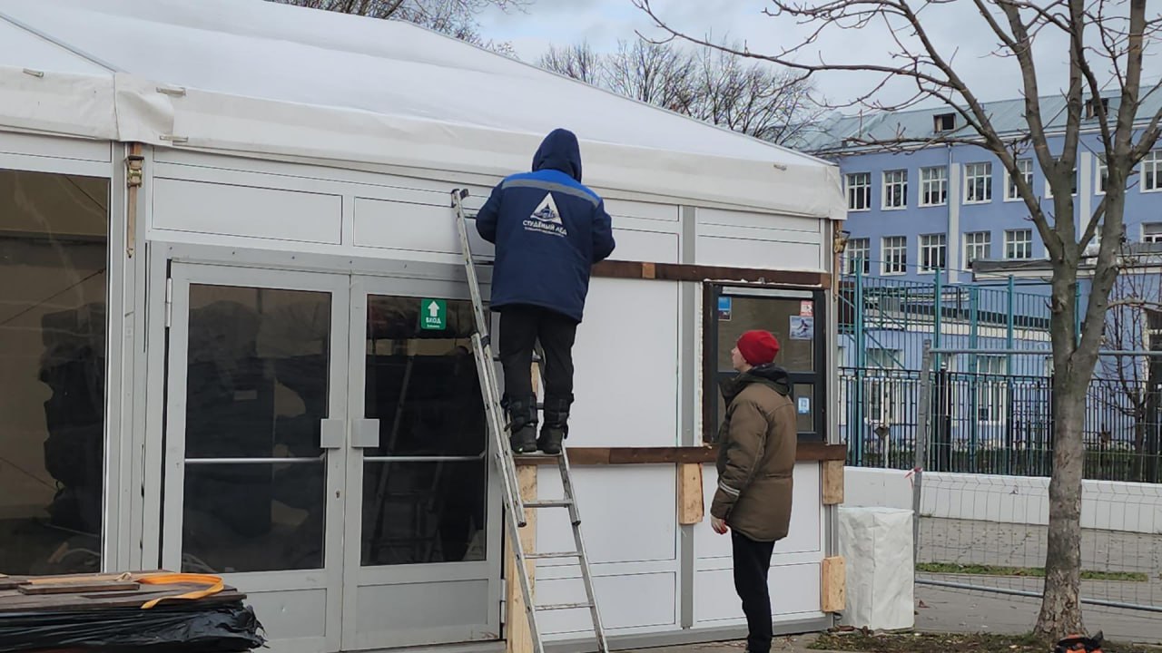 На центральной площади Люберец начали монтировать ледовый каток На центральной площади Люберец начали монтировать ледовый каток