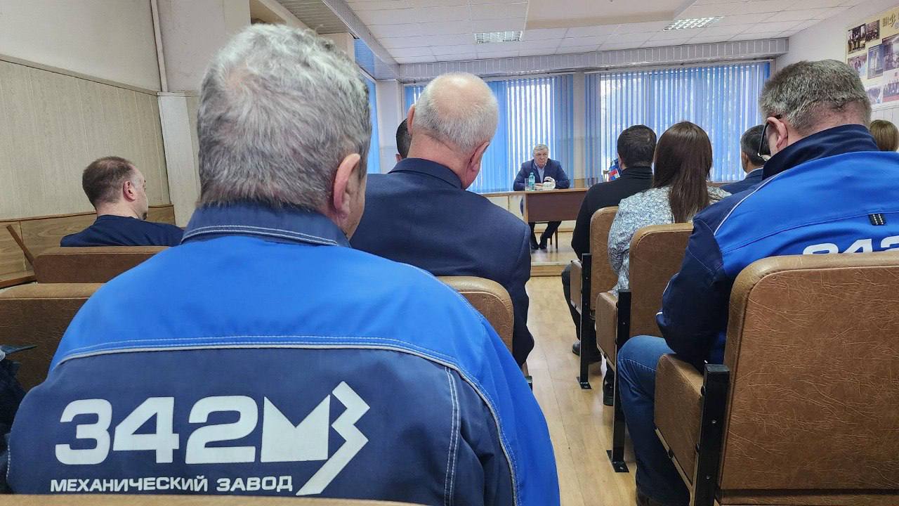 Заместитель городского прокурора Александр Мартынов встретился с сотрудниками домодедовского 342-го механического завода, чтобы рассказать о новых методах хищения денег и о том, как обезопасить себя от кибермошенничества Заместитель городского прокурора Александр Мартынов встретился с сотрудниками домодедовского 342-го механического завода, чтобы рассказать о новых методах хищения денег и о том, как обезопасить себя от кибермошенничества