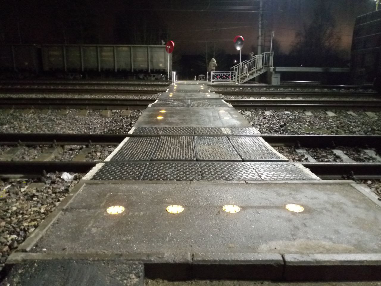 Впервые в Подмосковье на пешеходном переходе через железную дорогу появилась специальная подсветка! Впервые в Подмосковье на пешеходном переходе через железную дорогу появилась специальная подсветка!