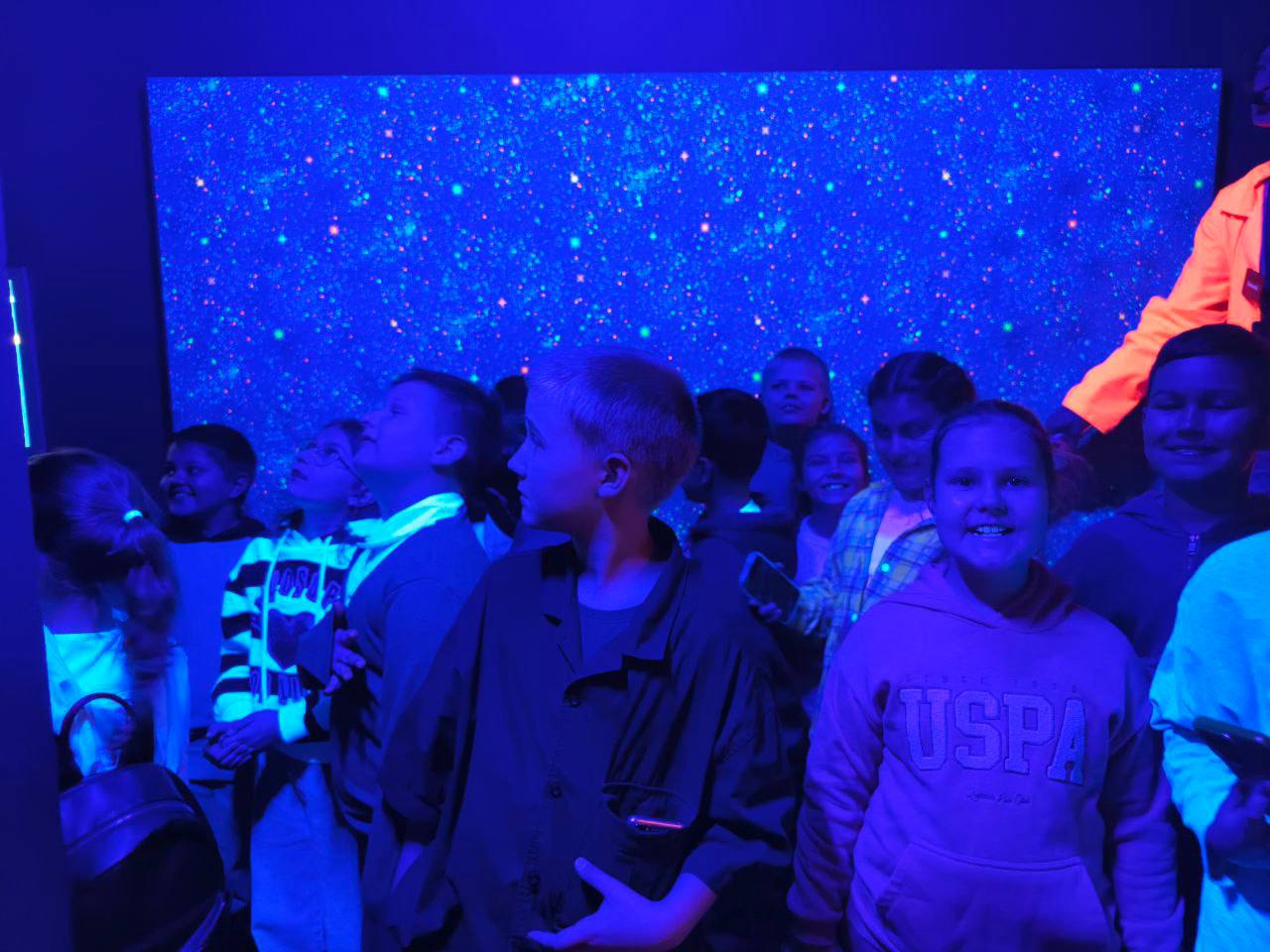 АКТИВНЫЕ КАНИКУЛЫ. Путешествие в мир науки 16 ноября 2025 г. 3-д, 3-е, 3-э классы с классными руководителями Кудряшовой А.А., Демченко М.О., Типаевой И.Н. и родителями совершили увлекательное путешествие в страну открытий и... АКТИВНЫЕ КАНИКУЛЫ. Путешествие в мир науки 16 ноября 2025 г. 3-д, 3-е, 3-э классы с классными руководителями Кудряшовой А.А., Демченко М.О., Типаевой И.Н. и родителями совершили увлекательное путешествие в страну открытий и...