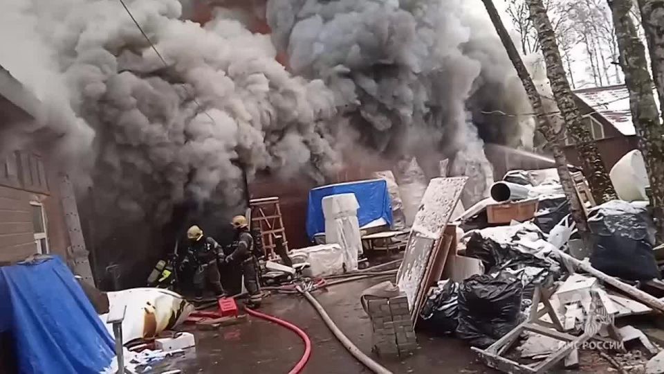 Мощный пожар произошел в Мытищах около торгового центра «XL»