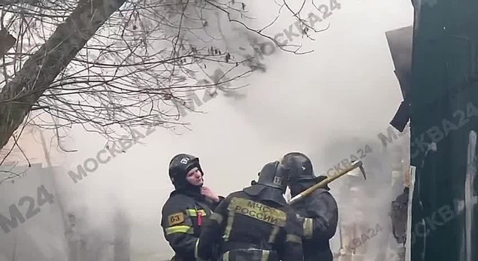 По уточнённым данным, в Мытищах горит склад рядом с церковью