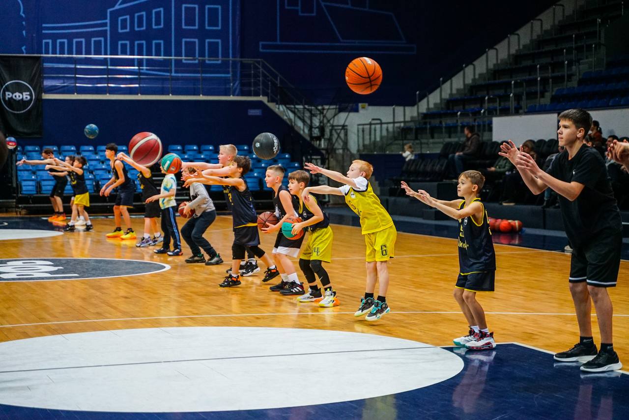 Звёзды баскетбола из Химок провели тренировку для юных спортсменов Звёзды баскетбола из Химок провели тренировку для юных спортсменов