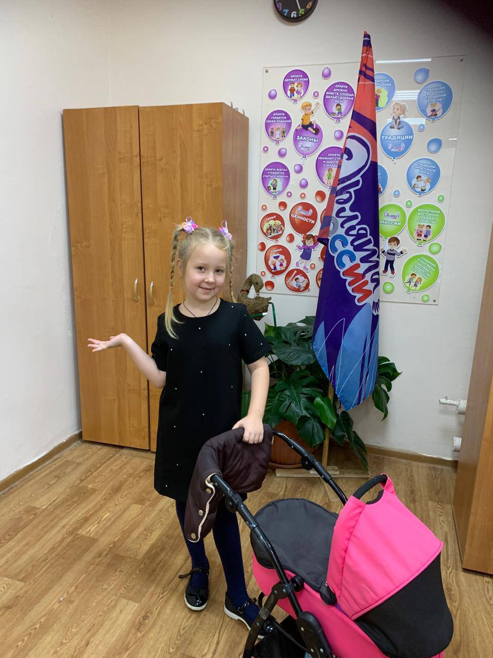 Прямо перед заслуженными каникулами в нашей гимназии (п. Васькино) царила особая атмосфера! Учебный день прошел без привычных тяжелых рюкзаков — был долгожданный «День без портфеля»! Ребята и учителя зарядились... Прямо перед заслуженными каникулами в нашей гимназии (п. Васькино) царила особая атмосфера! Учебный день прошел без привычных тяжелых рюкзаков — был долгожданный «День без портфеля»! Ребята и учителя зарядились...