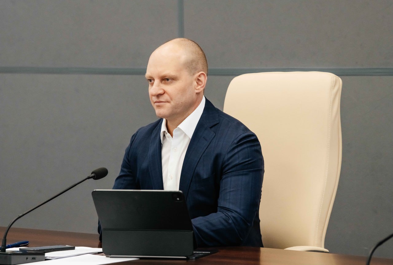 Максим Красноцветов: Сегодня под председательством Андрея Воробьёва прошло еженедельное совещание, на котором большое внимание уделили повышению безопасности на автомобильных дорогах