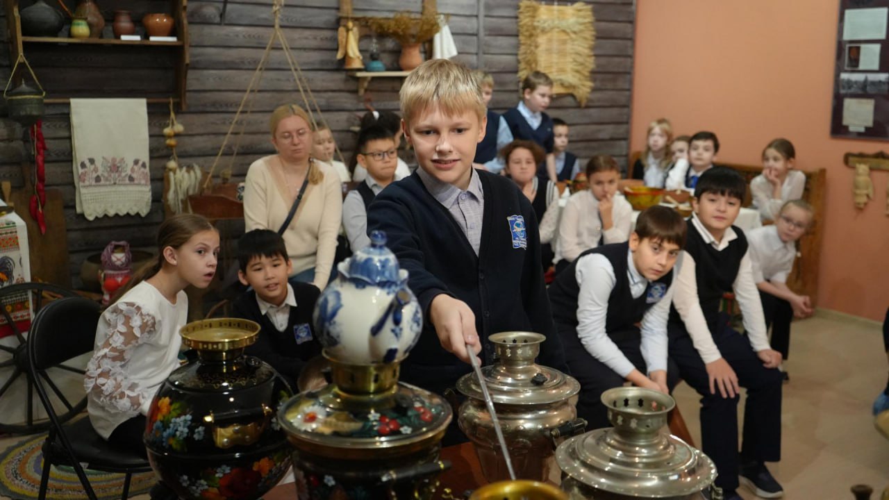 Школьникам из Дзержинского представили старинный самовар: два века истории в одном предмете