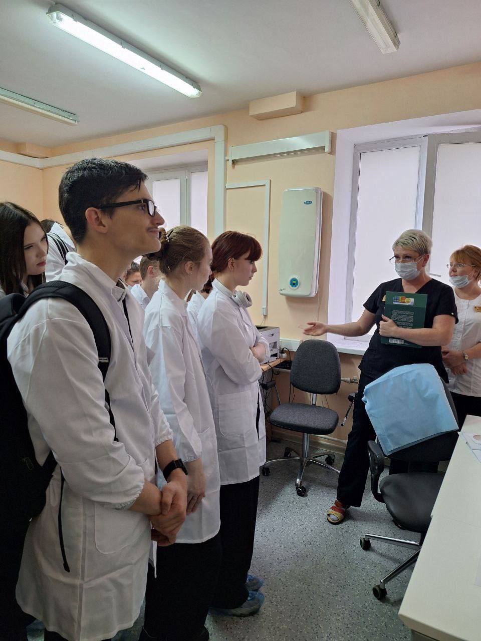 На протяжении нескольких дней ученики 10 классов школ муниципального округа Чехов Любучанской, №3 и №8 медицинского профиля посещали учреждения Чеховской городской больницы На протяжении нескольких дней ученики 10 классов школ муниципального округа Чехов Любучанской, №3 и №8 медицинского профиля посещали учреждения Чеховской городской больницы