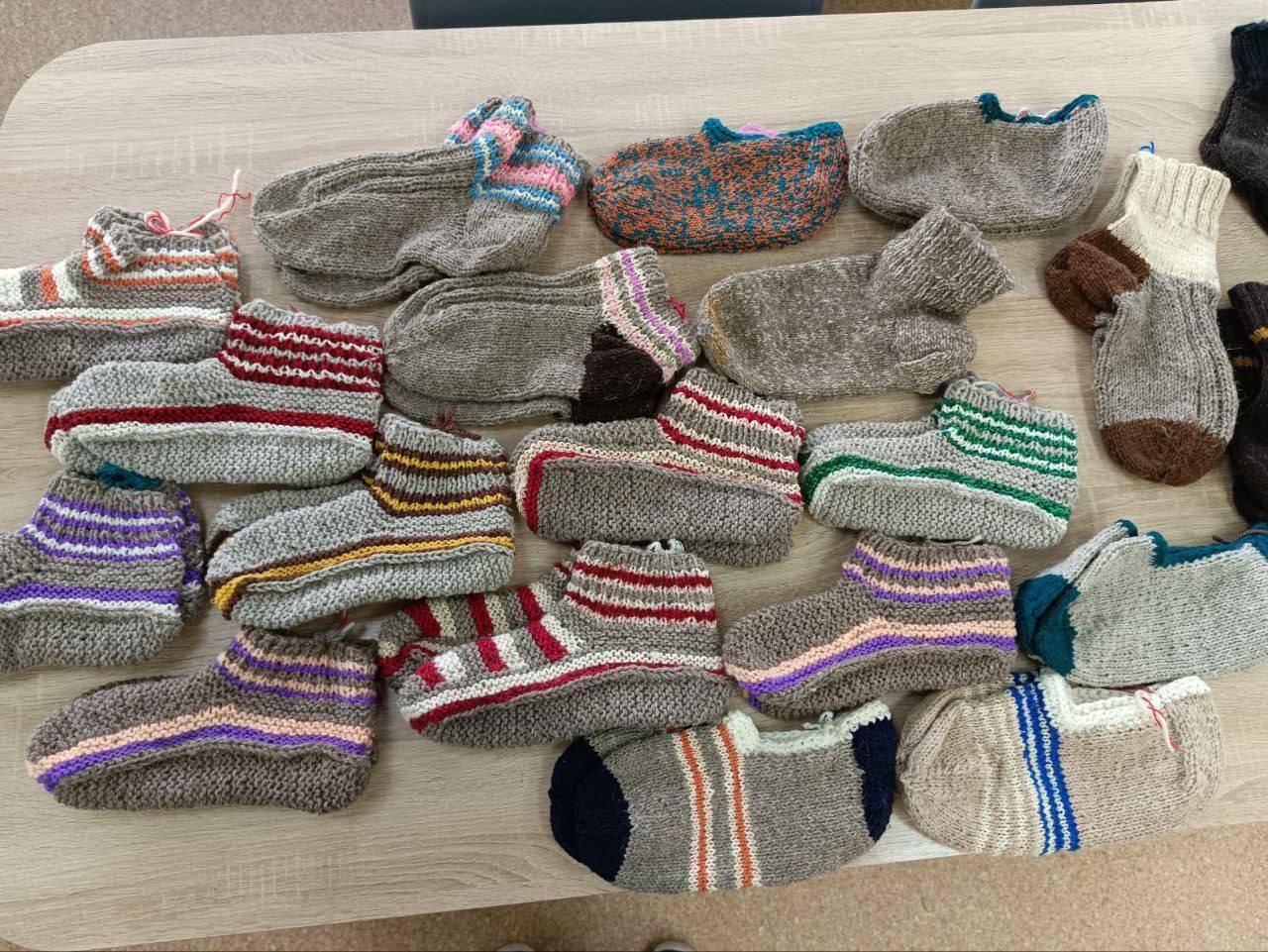 Рукодельницы из Ивантеевки связали для бойцов СВО носки и мочалки Рукодельницы из Ивантеевки связали для бойцов СВО носки и мочалки