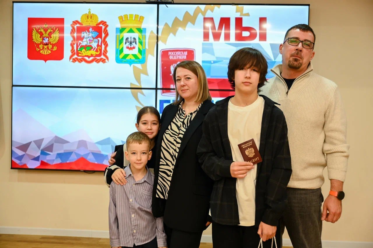 В Центральной библиотеке состоялась торжественная церемония вручения первых паспортов двенадцати юным жителям