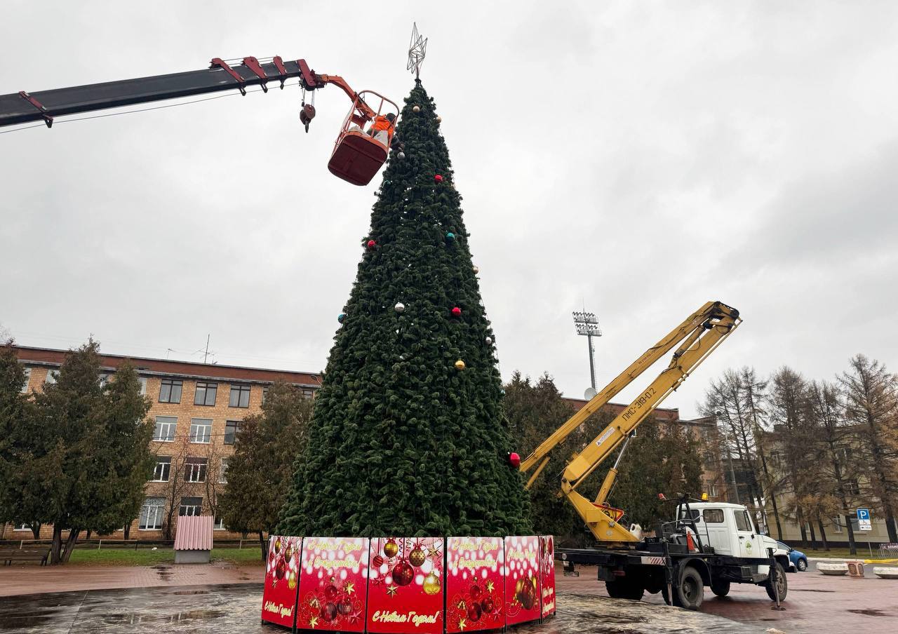 Подольск готовится к Новому году: звезда в сквере и 12-метровая ель у ДК «Октябрь» уже установлены