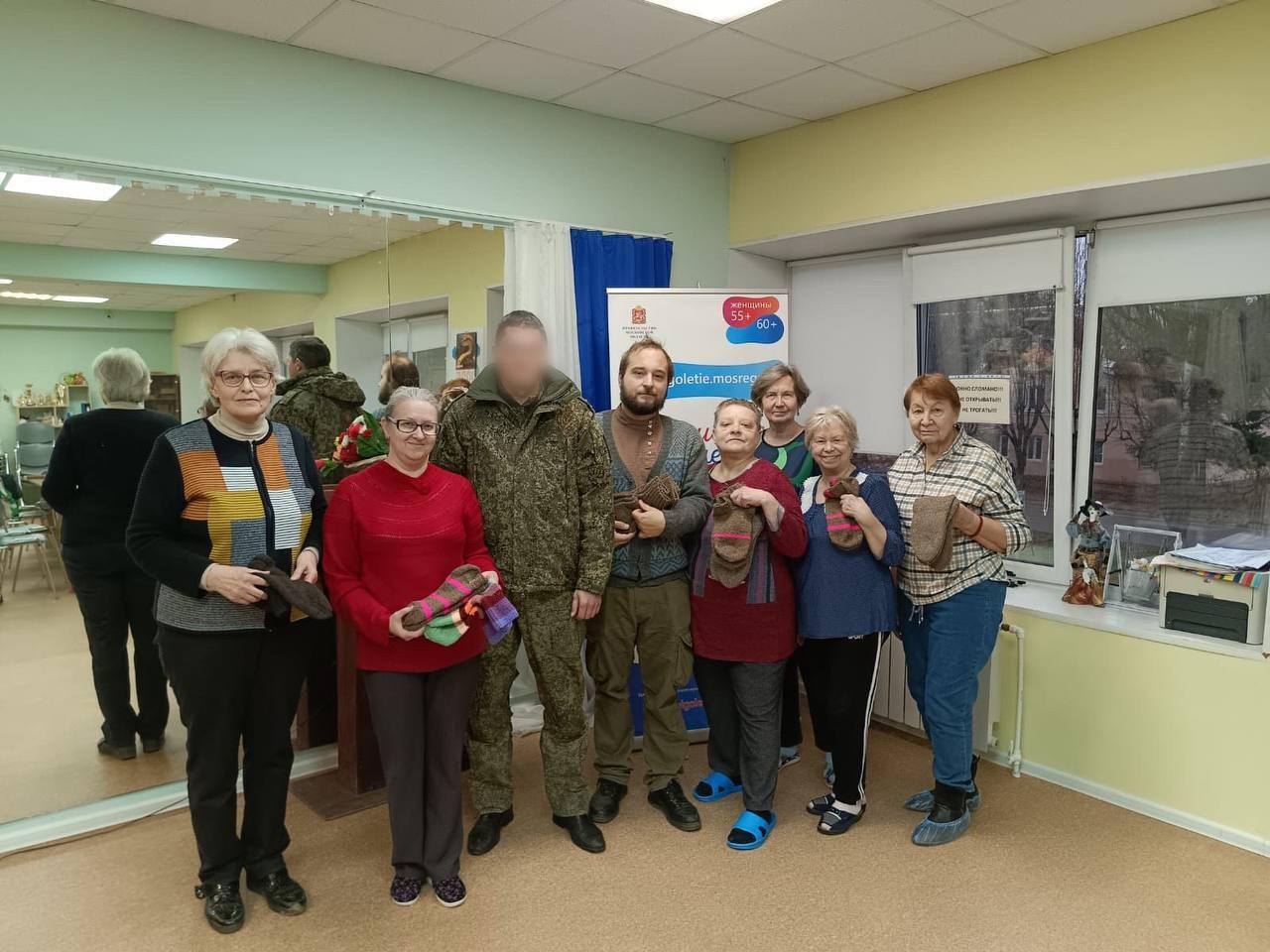 Рукодельницы из Ивантеевки связали для бойцов СВО носки и мочалки Рукодельницы из Ивантеевки связали для бойцов СВО носки и мочалки