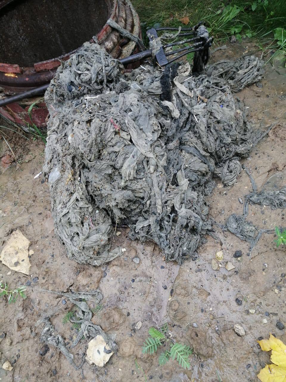 Специалисты коммунальных служб продолжают ежедневно бороться с засорами в канализационных сетях Специалисты коммунальных служб продолжают ежедневно бороться с засорами в канализационных сетях