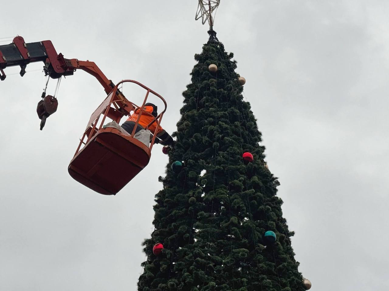 Подольск готовится к Новому году: звезда в сквере и 12-метровая ель у ДК «Октябрь» уже установлены Подольск готовится к Новому году: звезда в сквере и 12-метровая ель у ДК «Октябрь» уже установлены
