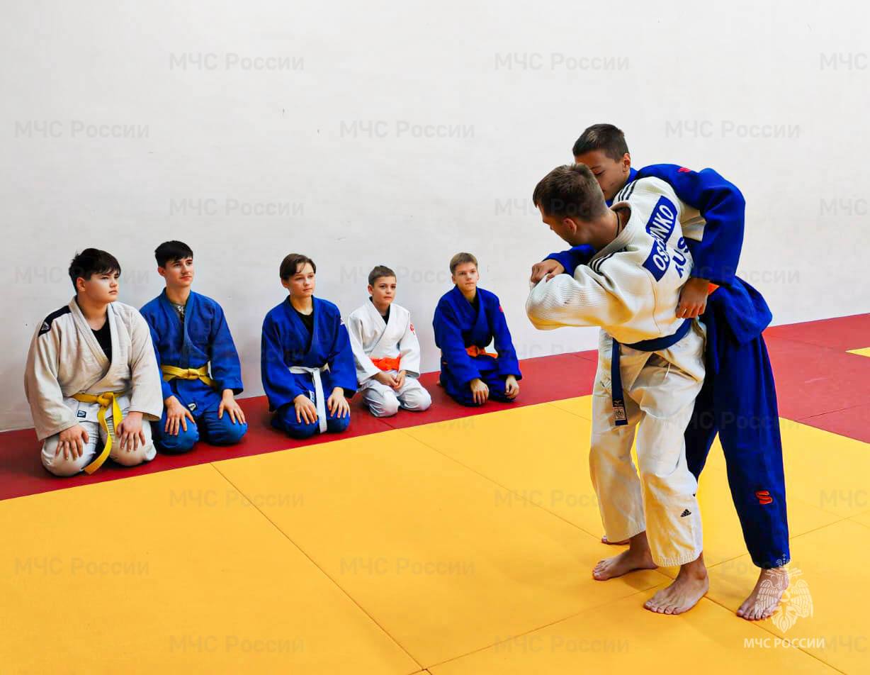 Пожарный из Рошаля Иван Осиченко провел бесплатный урок по дзюдо для детей Пожарный из Рошаля Иван Осиченко провел бесплатный урок по дзюдо для детей