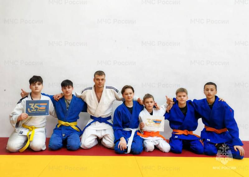 Пожарный из Рошаля Иван Осиченко провел бесплатный урок по дзюдо для детей