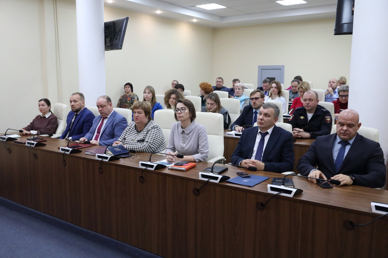 В Долгопрудном обсудили поддержку участников СВО и легализацию незаконной трудовой деятельности В Долгопрудном обсудили поддержку участников СВО и легализацию незаконной трудовой деятельности