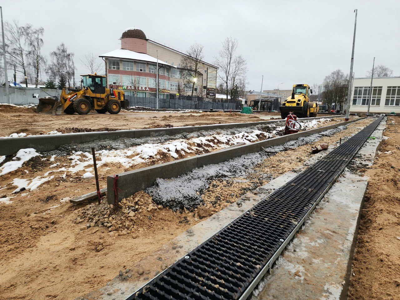 На улице Банковской строят стадион для нового корпуса гимназии №6 На улице Банковской строят стадион для нового корпуса гимназии №6