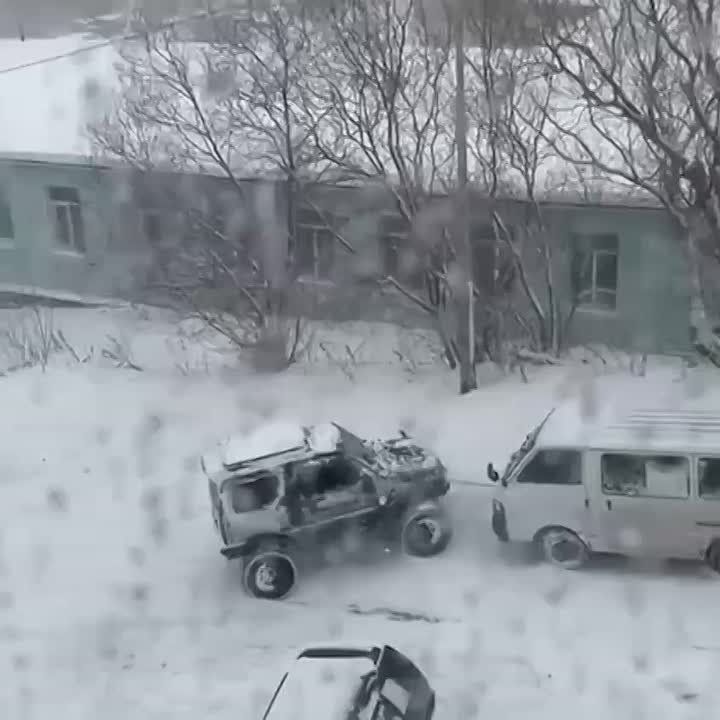 Десятки автомобилей попали в ДТП после мощного снегопада на Камчатке