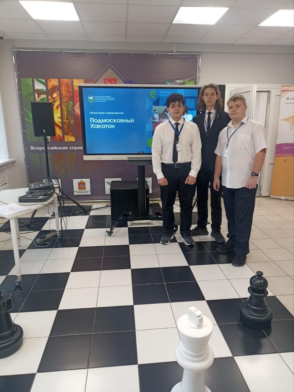 15 ноября команда ИТ-класса (10в) в составе: Ходырев Дмитрий, Кузнецов Григорий, Зиридис Владимирос стала победителем областных соревнований «Подмосковный Хакатон»
