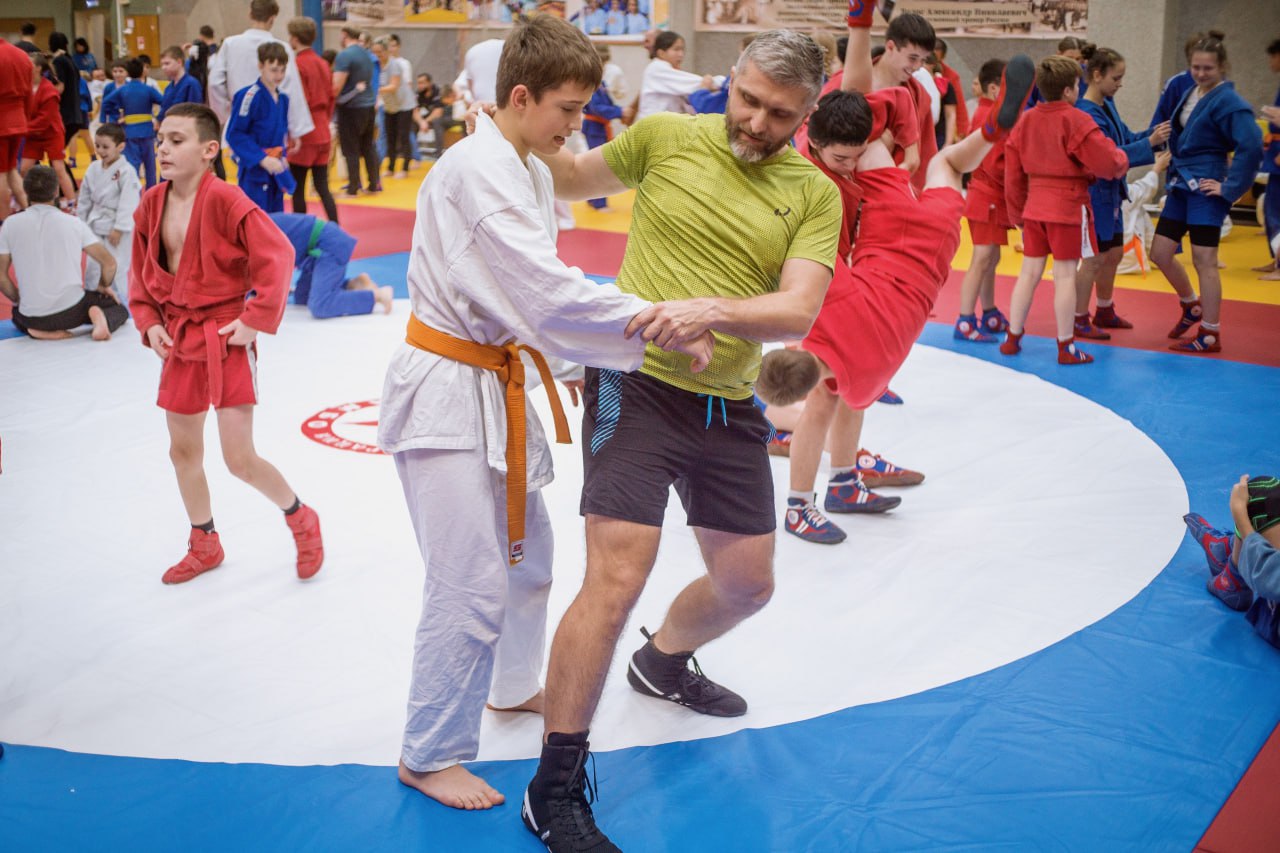 Более100 человек поучаствовали в открытой тренировке по самбо в спортшколе Дзержинского