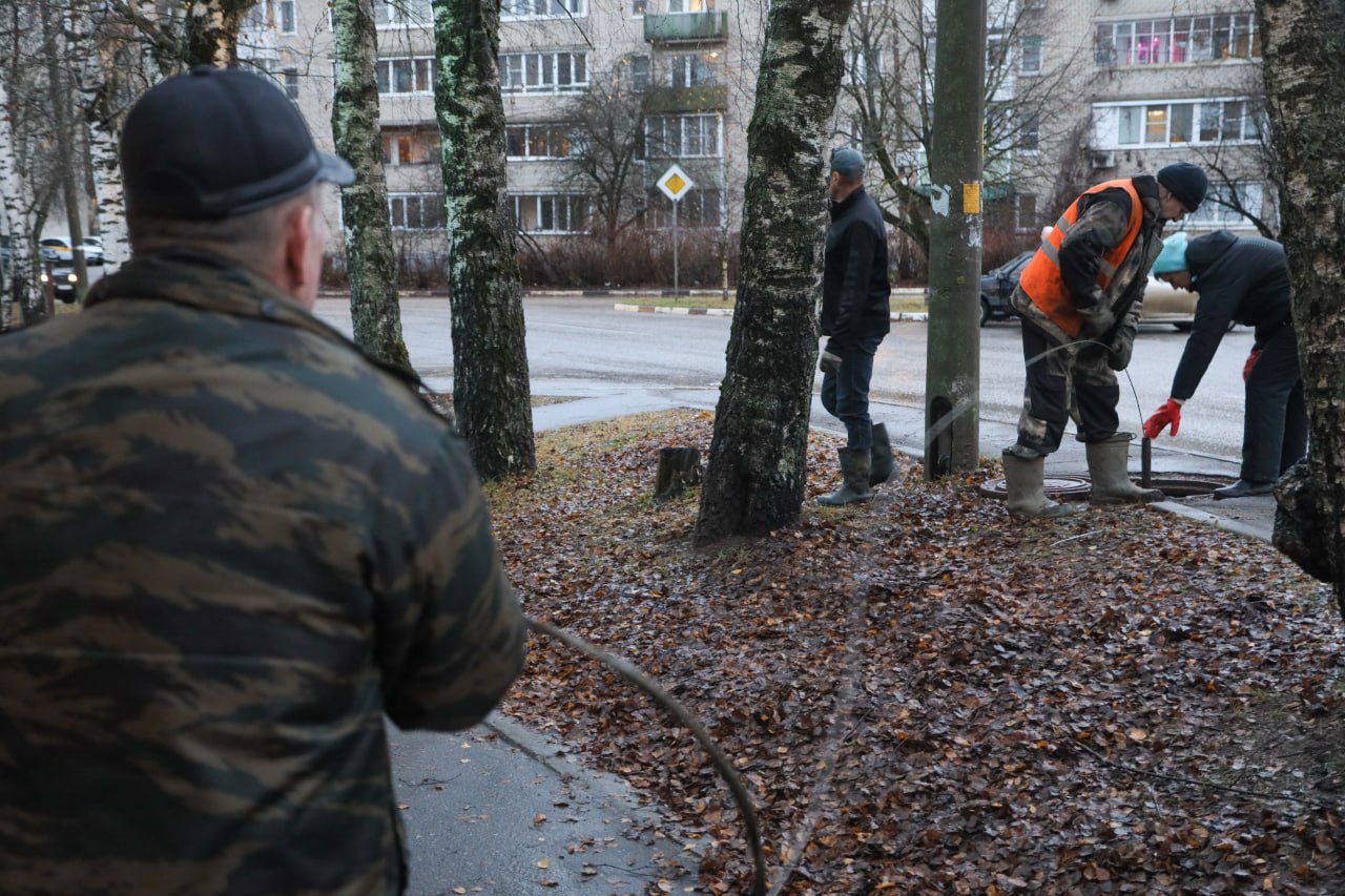 Специалисты МУП «Водоканал» устранили прорыв канализации у стадиона в мкр Специалисты МУП «Водоканал» устранили прорыв канализации у стадиона в мкр