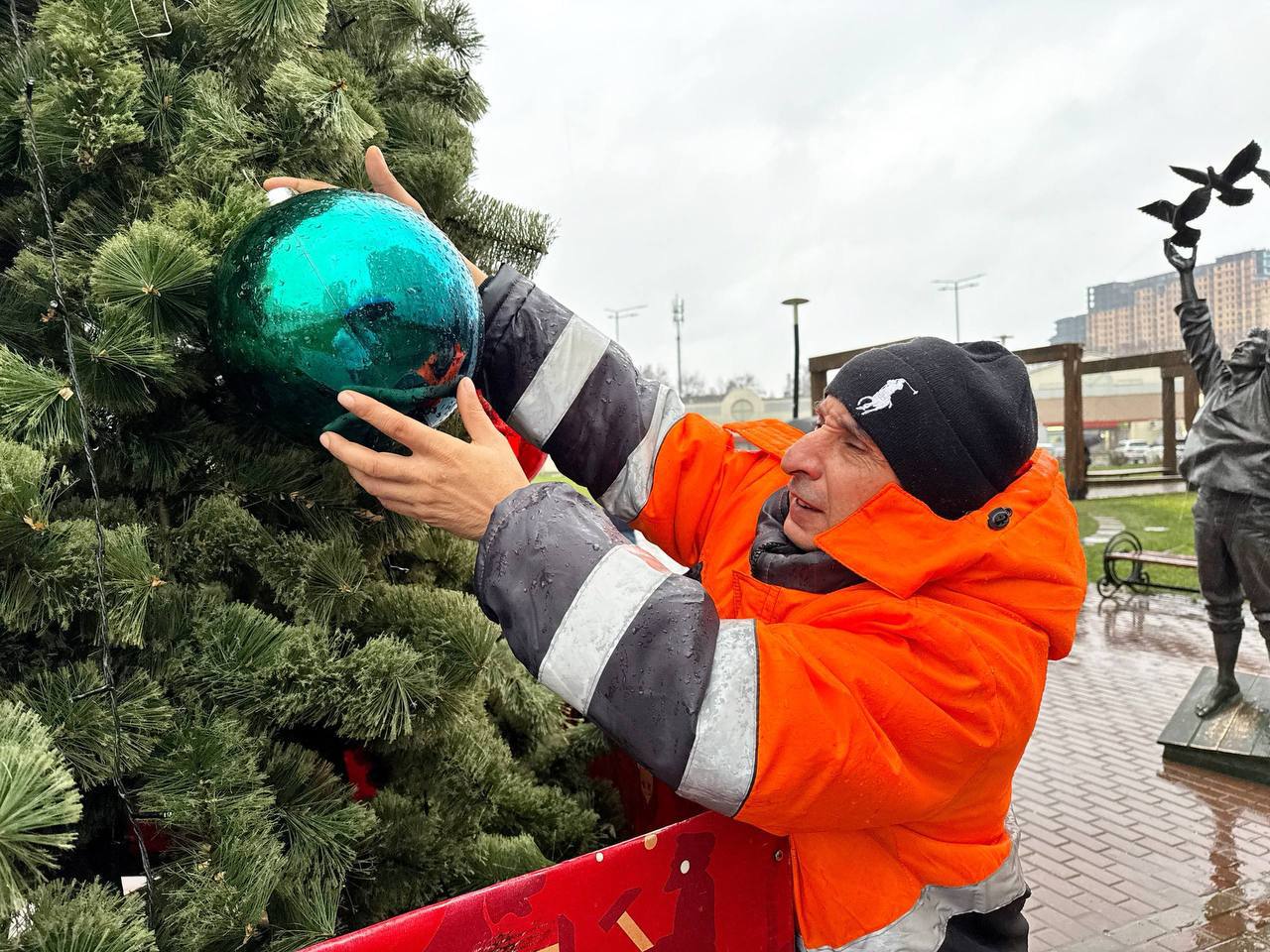 Подольск готовится к Новому году: звезда в сквере и 12-метровая ель у ДК «Октябрь» уже установлены Подольск готовится к Новому году: звезда в сквере и 12-метровая ель у ДК «Октябрь» уже установлены