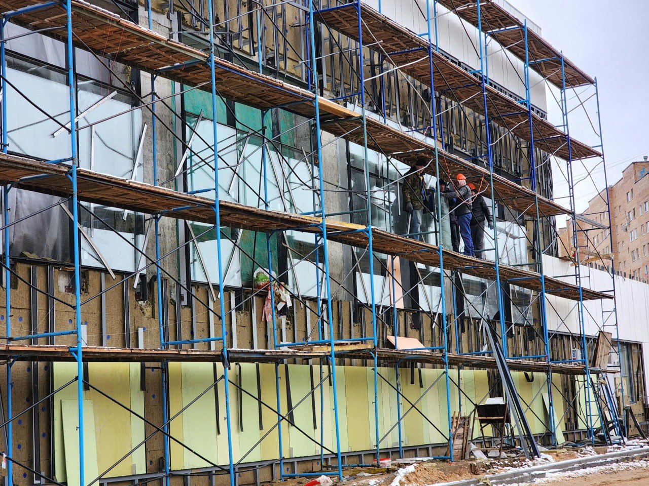 На улице Банковской строят стадион для нового корпуса гимназии №6 На улице Банковской строят стадион для нового корпуса гимназии №6