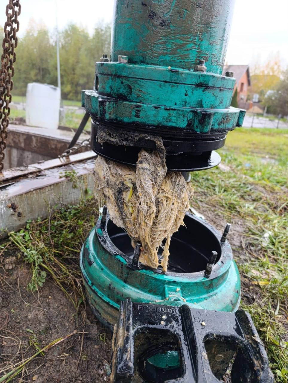 Специалисты коммунальных служб продолжают ежедневно бороться с засорами в канализационных сетях Специалисты коммунальных служб продолжают ежедневно бороться с засорами в канализационных сетях