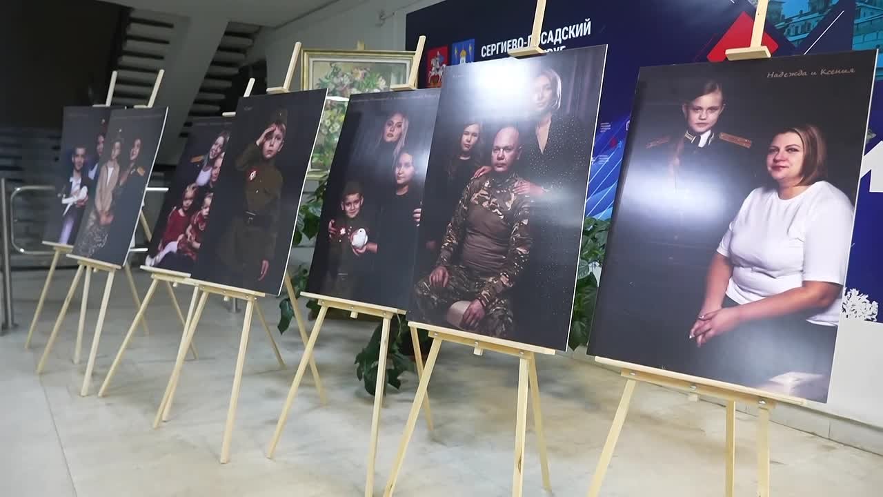 В холле администрации координаторы Фонда «Защитники Отечества» совместно с Центром поддержки участников СВО и членов их семей смонтировали выставку — «Время Героев»