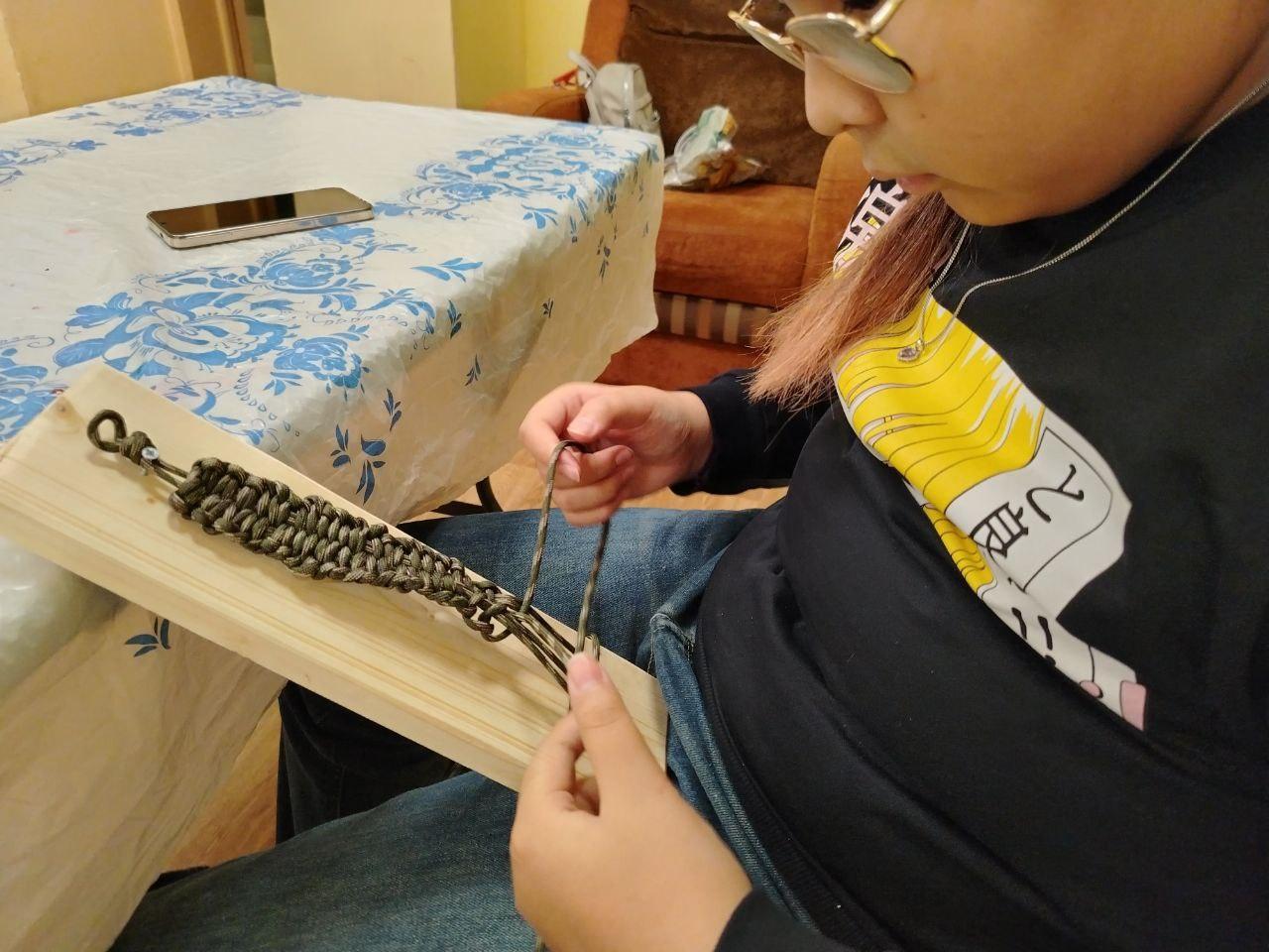 В Раменском делают тактические браслеты для участников СВО В Раменском делают тактические браслеты для участников СВО