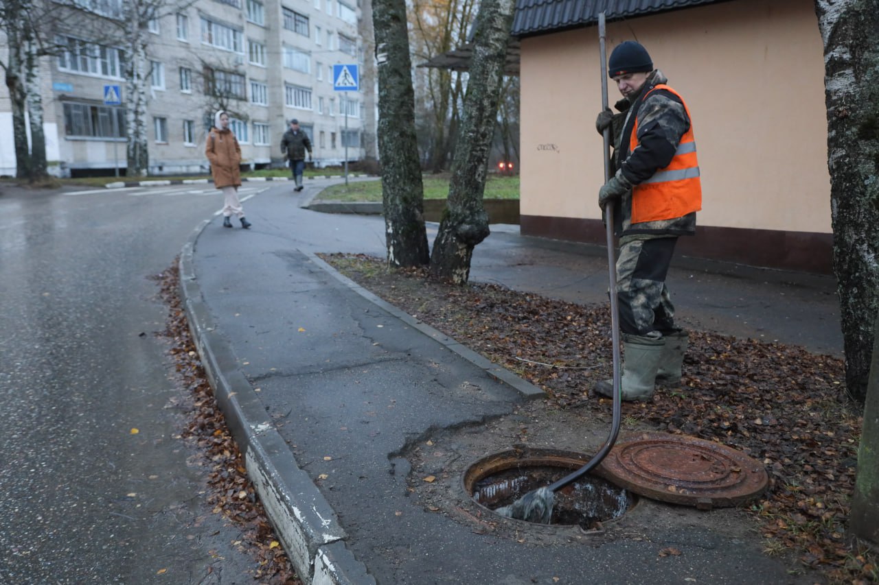 Специалисты МУП «Водоканал» устранили прорыв канализации у стадиона в мкр Специалисты МУП «Водоканал» устранили прорыв канализации у стадиона в мкр