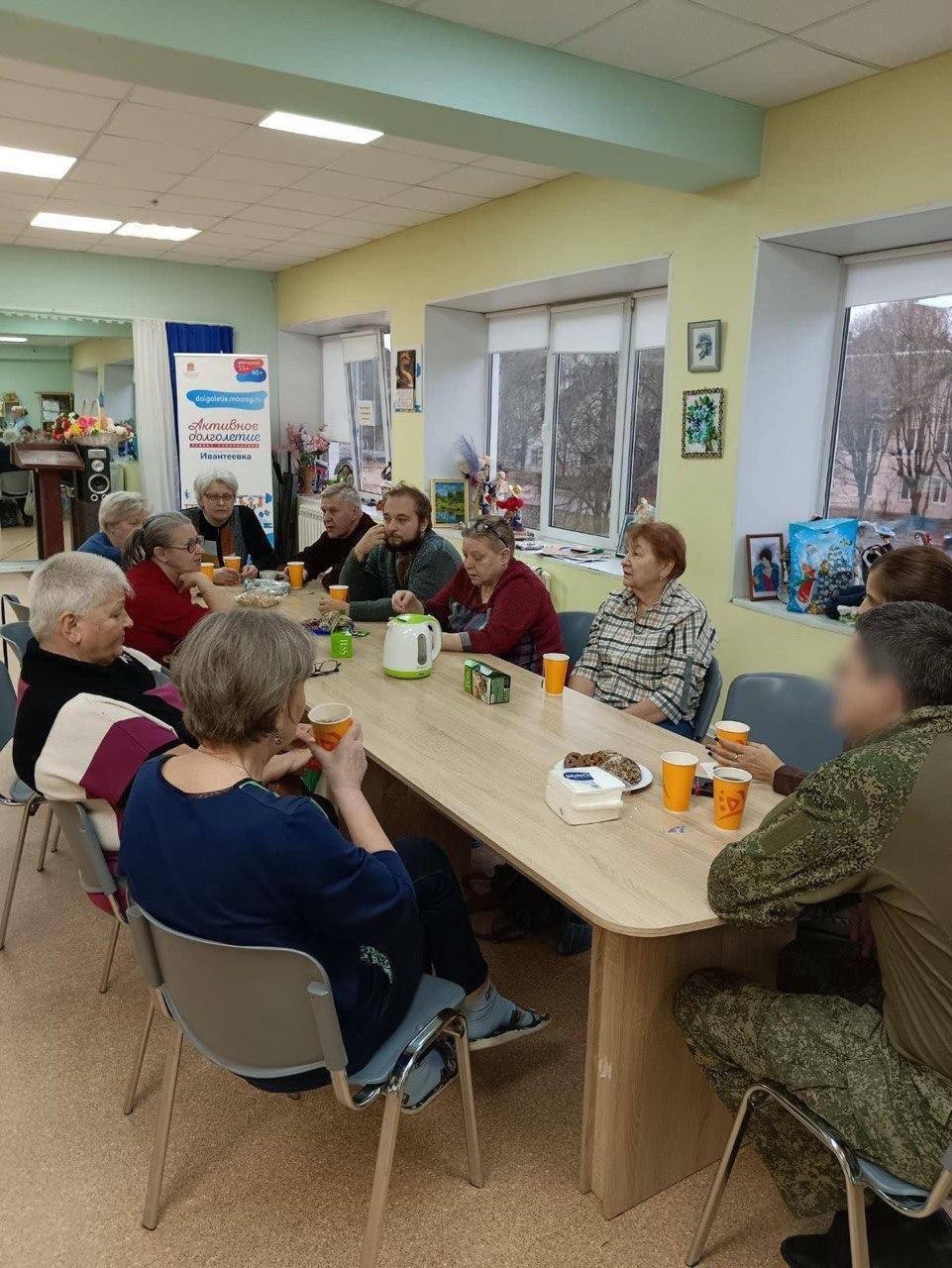 Рукодельницы из Ивантеевки связали для бойцов СВО носки и мочалки Рукодельницы из Ивантеевки связали для бойцов СВО носки и мочалки
