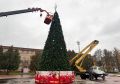 Подольск готовится к Новому году: звезда в сквере и 12-метровая ель у ДК «Октябрь» уже установлены