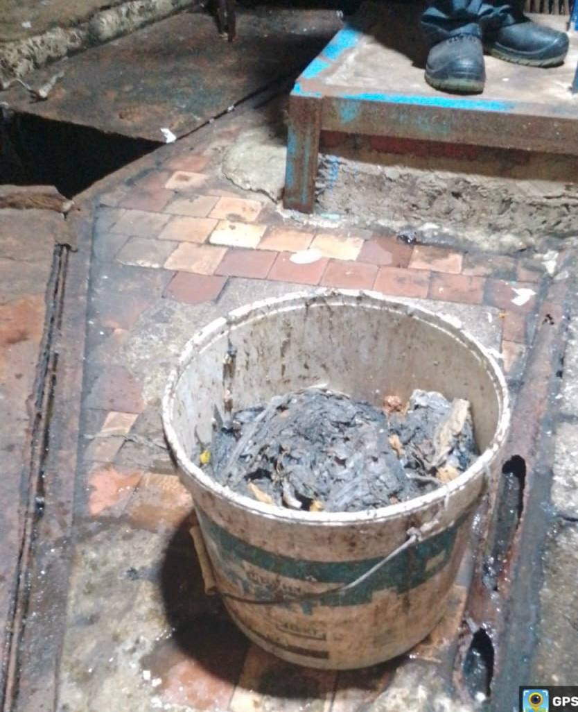 Специалисты коммунальных служб продолжают ежедневно бороться с засорами в канализационных сетях Специалисты коммунальных служб продолжают ежедневно бороться с засорами в канализационных сетях