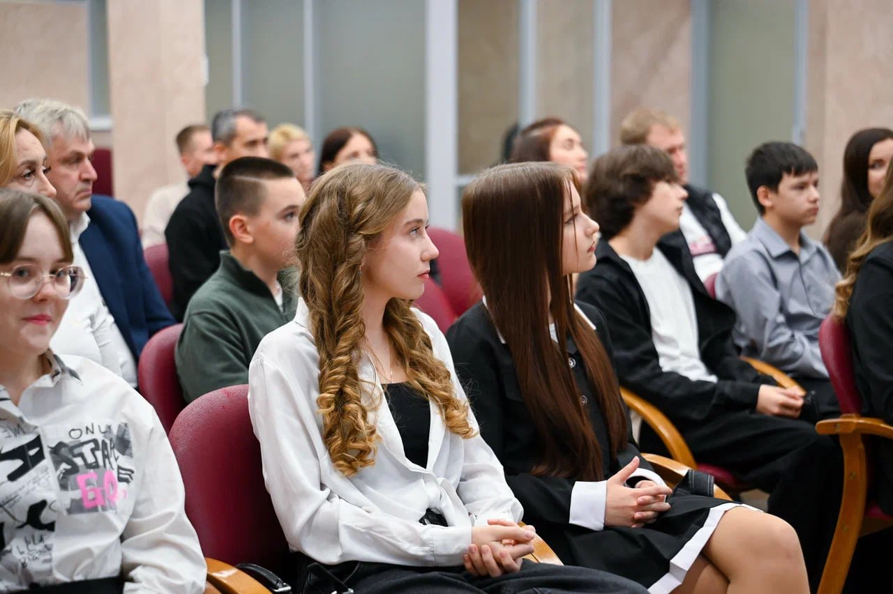 В Центральной библиотеке состоялась торжественная церемония вручения первых паспортов двенадцати юным жителям В Центральной библиотеке состоялась торжественная церемония вручения первых паспортов двенадцати юным жителям