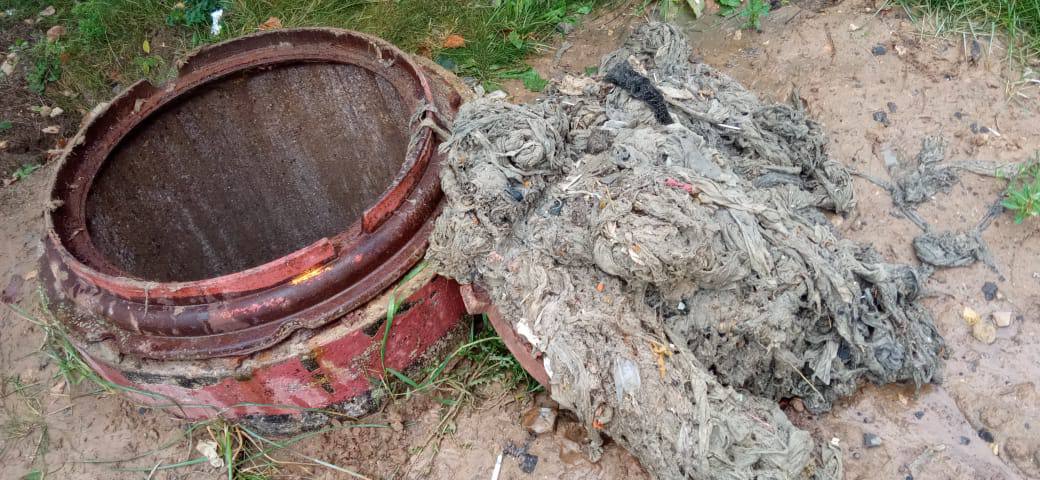 Специалисты коммунальных служб продолжают ежедневно бороться с засорами в канализационных сетях