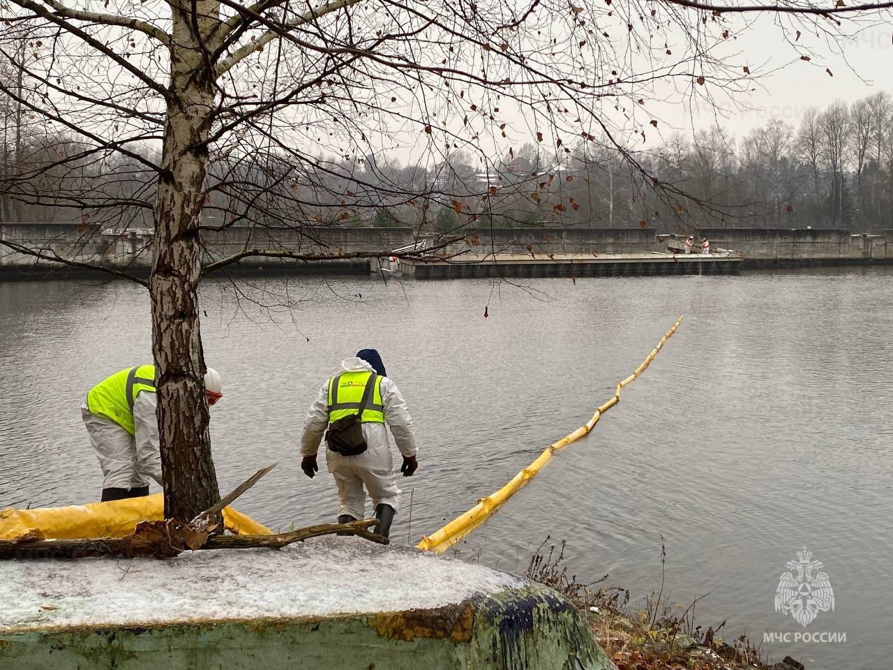 В Подмосковье прошли учения по ликвидации разлива нефтепродуктов В Подмосковье прошли учения по ликвидации разлива нефтепродуктов