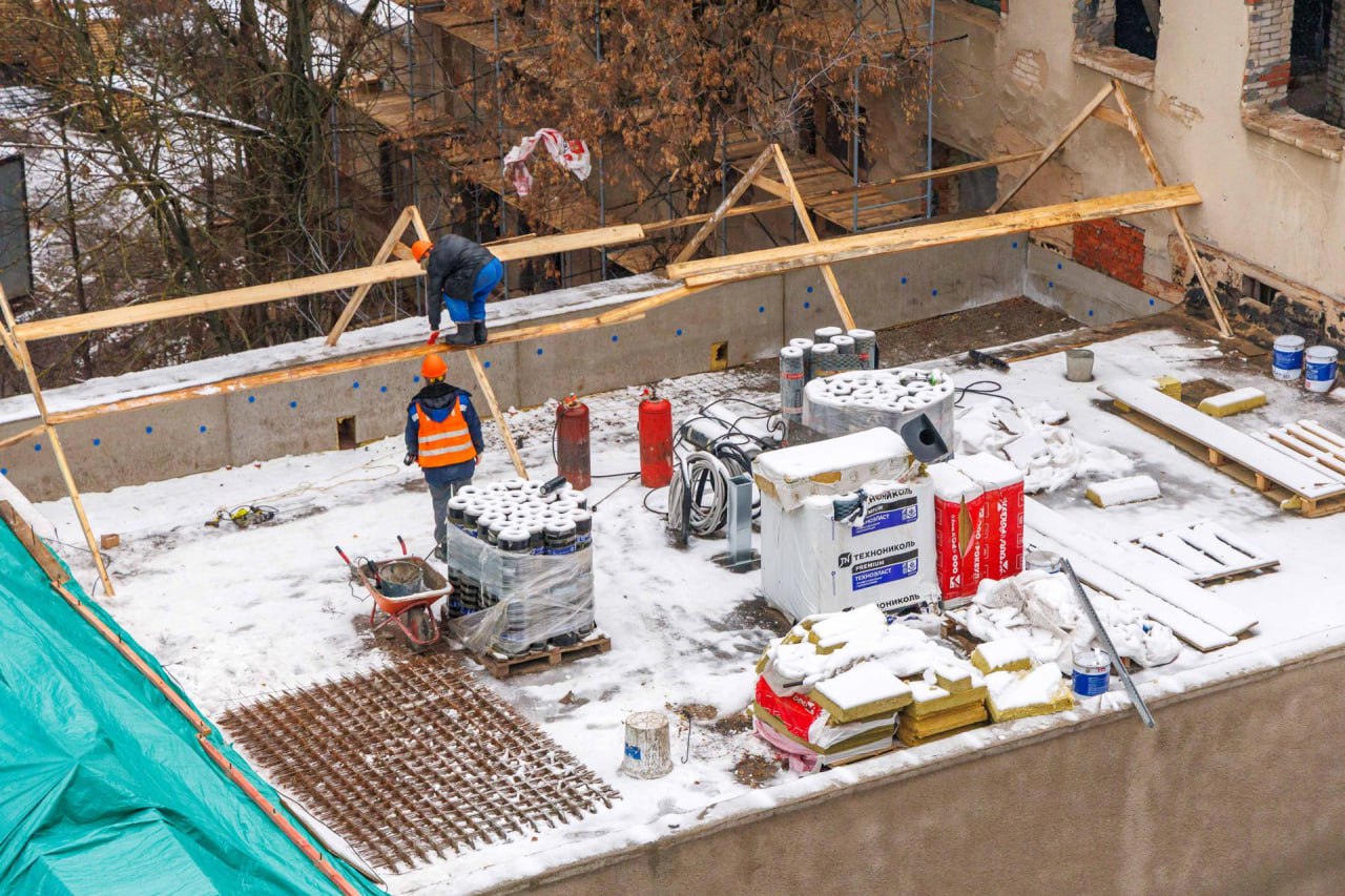 В Ухтомской больнице устанавливают витражные окна и новую кровлю В Ухтомской больнице устанавливают витражные окна и новую кровлю