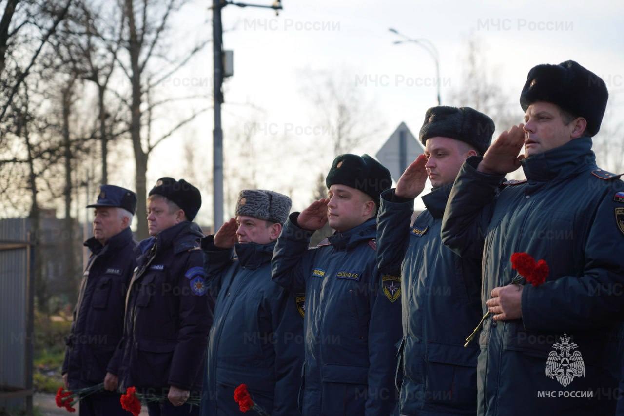 В Клину увековечили память пожарного Романа Чиклеева В Клину увековечили память пожарного Романа Чиклеева