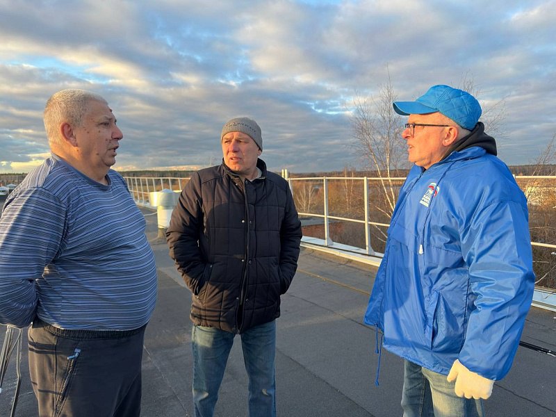 Ремонт крыши дома №22 по улице Центральной в микрорайоне Лопатинский прошел по наказам избирателей и в рамках народной программы партии «Единая Россия» Ремонт крыши дома №22 по улице Центральной в микрорайоне Лопатинский прошел по наказам избирателей и в рамках народной программы партии «Единая Россия»