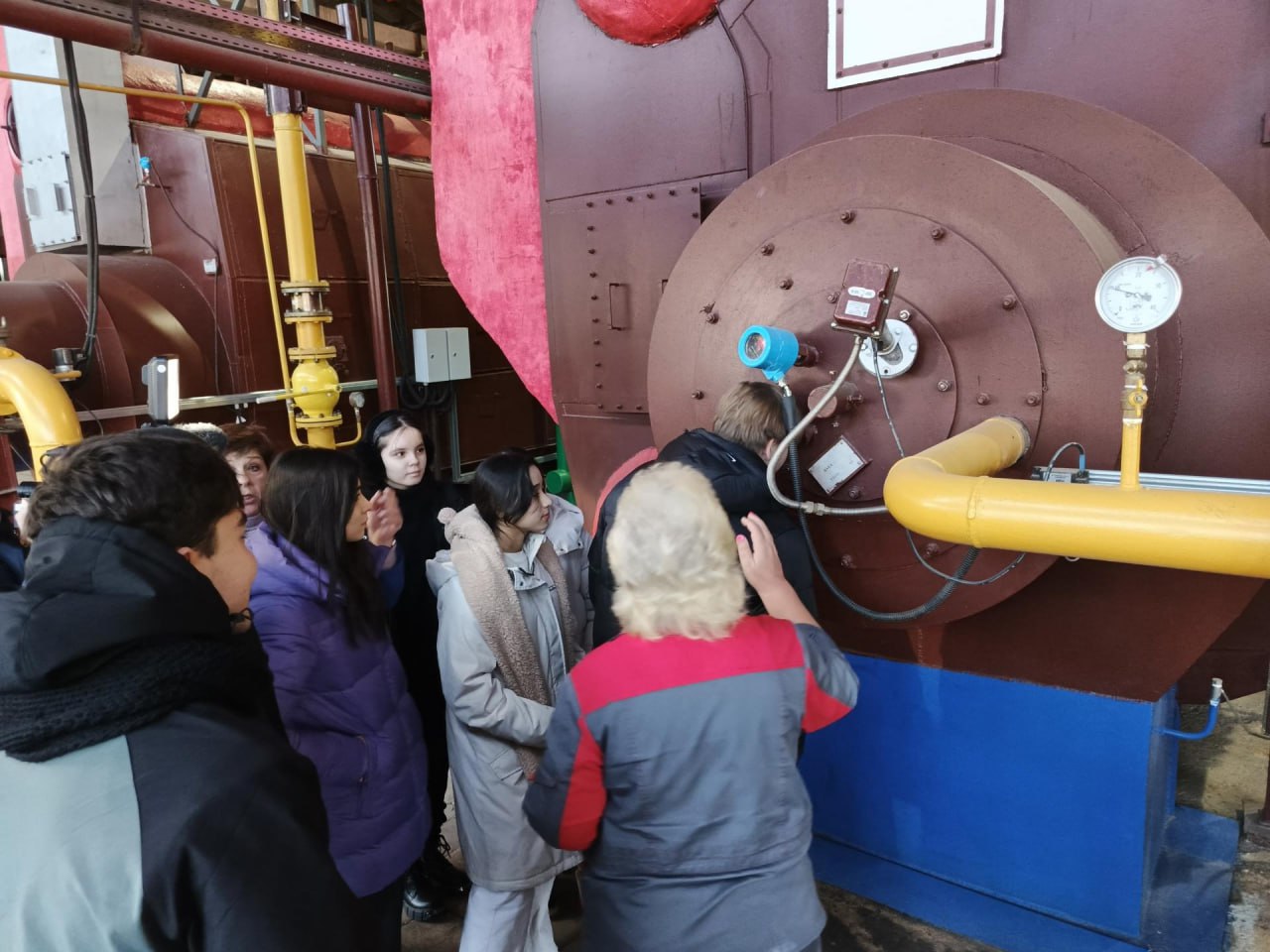 Учащиеся 9-го класса из Центра образования № 25 в г. Старая Купавна побывали с экскурсией на местной котельной Учащиеся 9-го класса из Центра образования № 25 в г. Старая Купавна побывали с экскурсией на местной котельной