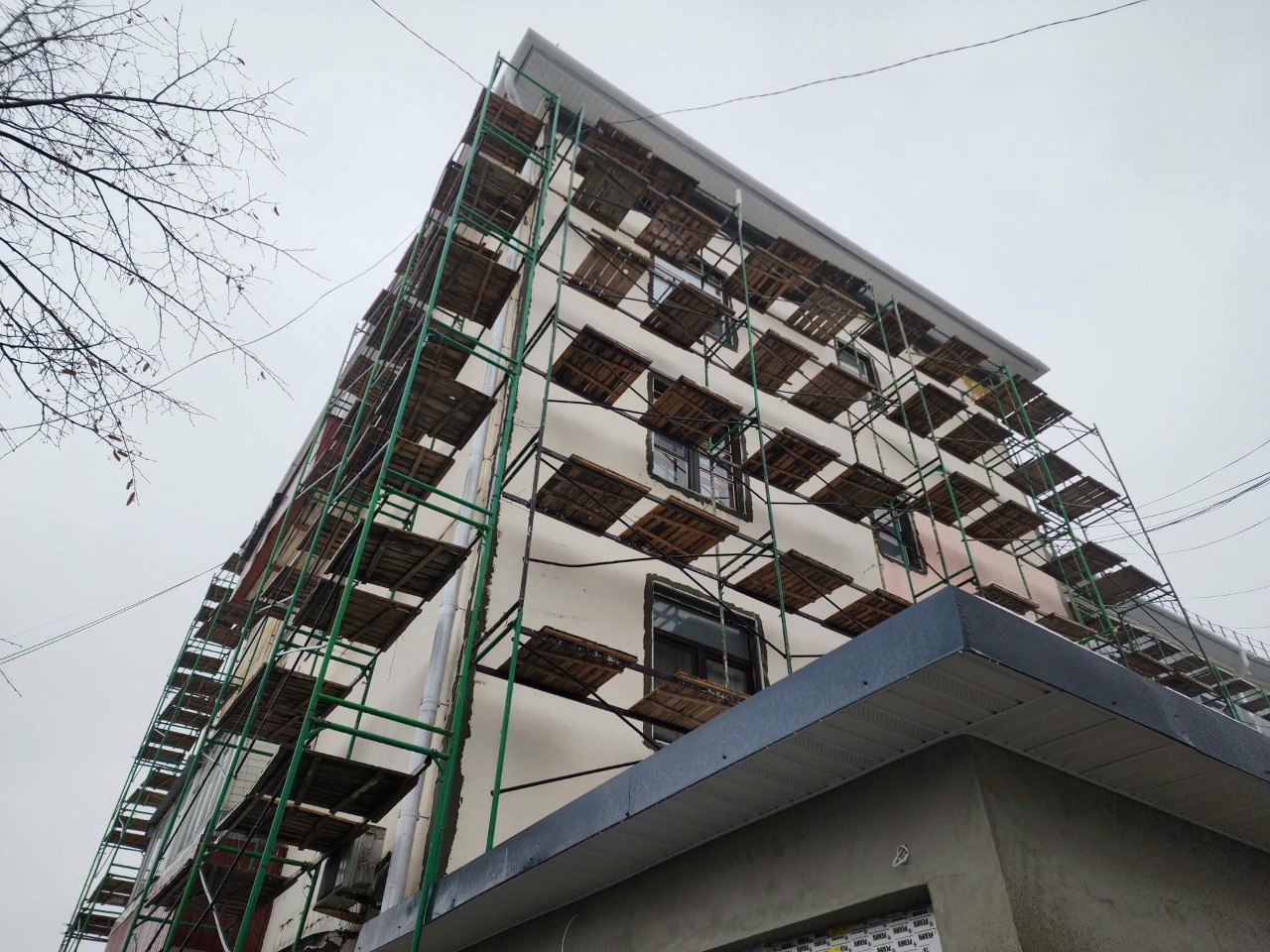 Начался капремонт фасада дома №7/16 на улице Советской Начался капремонт фасада дома №7/16 на улице Советской