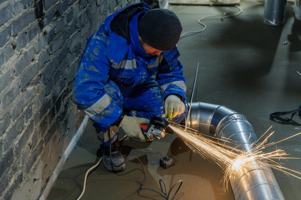 В Ухтомской больнице устанавливают витражные окна и новую кровлю