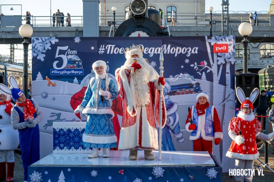 Дед Мороз, Снегурочка и их сказочная свита остаются на вокзале и радуют гостей до 15:50