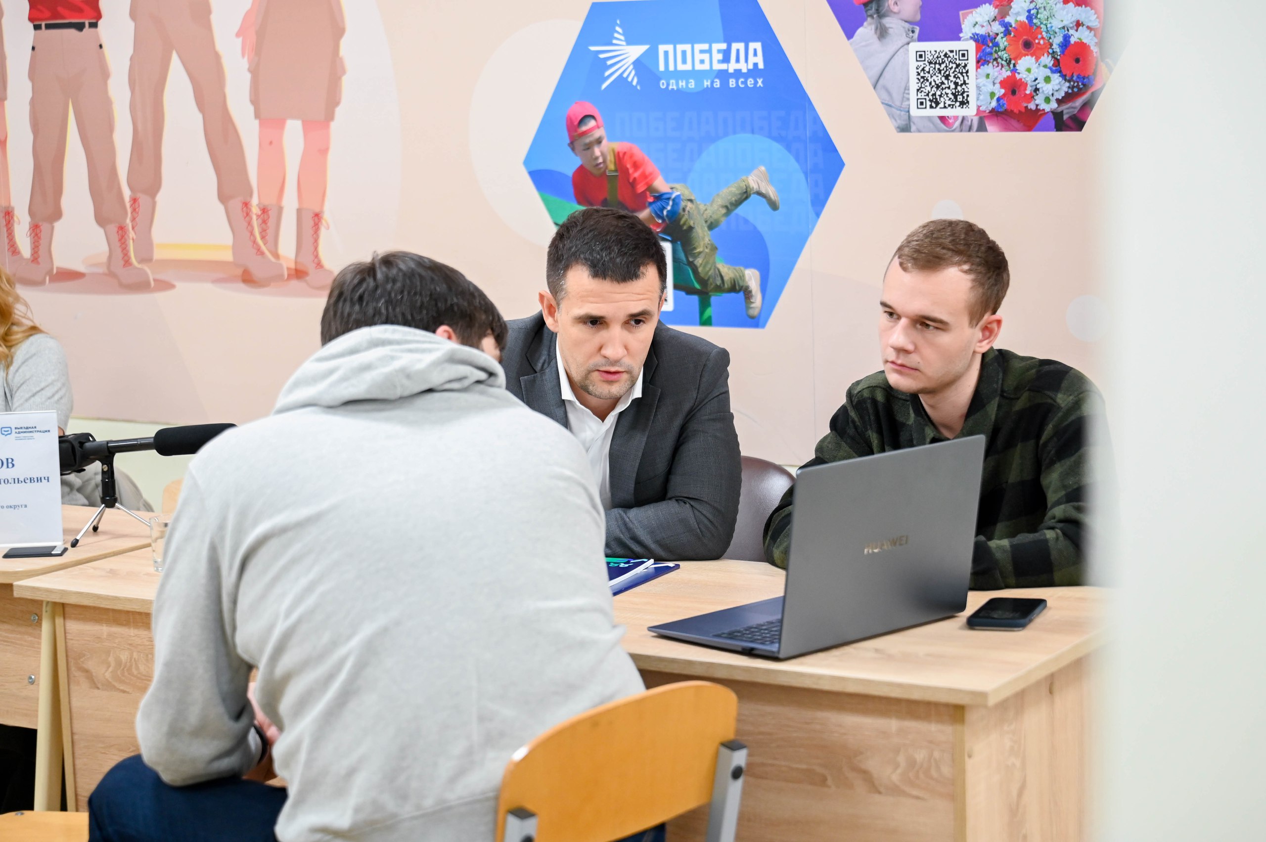 В Бутовской школе № 2 прошла очередная встреча в формате «выездной администрации», в которой приняли участие глава Ленинского округа Станислав Каторов, его заместители, руководители профильных управлений администрации... В Бутовской школе № 2 прошла очередная встреча в формате «выездной администрации», в которой приняли участие глава Ленинского округа Станислав Каторов, его заместители, руководители профильных управлений администрации...