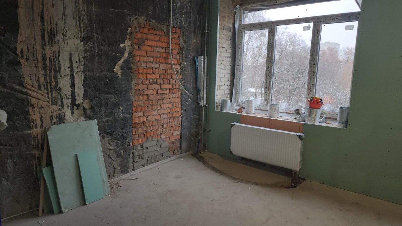 В Ухтомской больнице устанавливают витражные окна и новую кровлю В Ухтомской больнице устанавливают витражные окна и новую кровлю